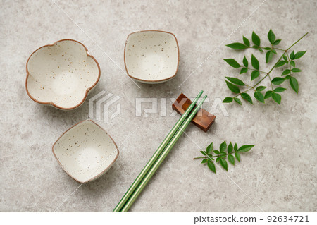 日本料理拼盤和樹葉裝飾 日本料理拼盤和樹葉裝飾 92634721