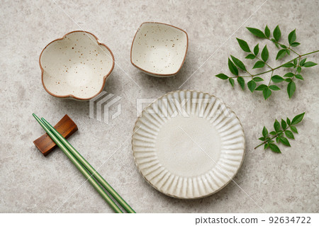 日本料理拼盤和樹葉裝飾 日本料理拼盤和樹葉裝飾 92634722