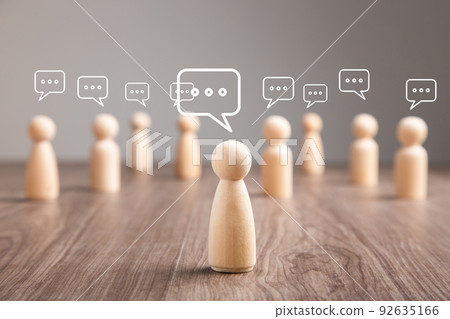 Wooden figurine with speech bubble. Mingle, discussion, chatting concept Wooden figurine with speech bubble. Mingle, discussion, chatting concept 92635166