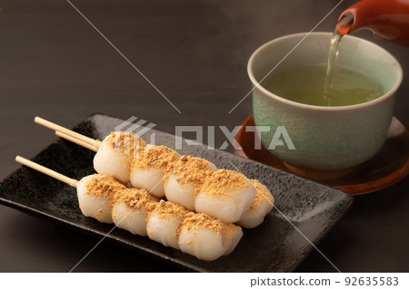 黃豆粉裹餃子串和茶 黃豆粉裹餃子串和茶 92635583