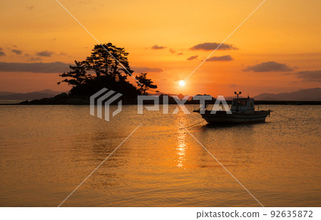 Sunrise at Sodeungseom Island in Nampo Village, Jangheung Sunrise at Sodeungseom Island in Nampo Village, Jangheung 92635872