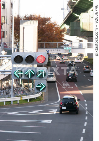 愛知縣名古屋市鶴舞公園前十字路口箭頭紅綠燈 92636746