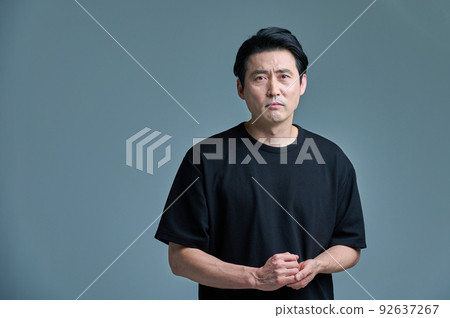 Men, 40s, 50s, middle-aged, black clothes, emotional expression 92637267