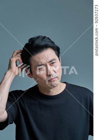 Men, 40s, 50s, middle-aged, black clothes, emotional expression 92637273