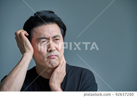 男士40多歲50多歲中年黑色衣服情感表達 92637280