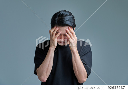 男士40多歲50多歲中年黑色衣服情感表達 男士40多歲50多歲中年黑色衣服情感表達 92637287