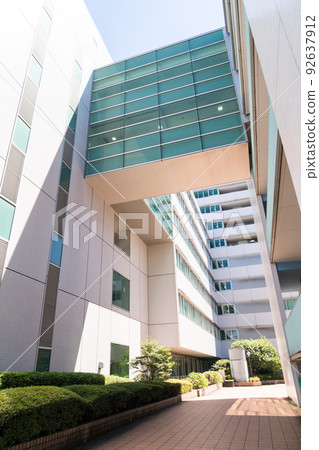 Courtyard of Kyorin University Hospital Crossing between the outpatient ward and the first ward Summer blue sky Mitaka City, Tokyo Courtyard of Kyorin University Hospital Crossing between the outpatient ward and the first ward Summer blue sky Mitaka City, Tokyo 92637912