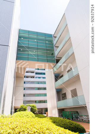 Courtyard of Kyorin University Hospital Crossing between the outpatient ward and the first ward Summer heat Mitaka City, Tokyo 92637914