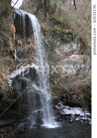 有雪的日落瀑布 92638146