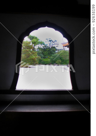 從寺廟窗口看 從寺廟窗口看 92638199