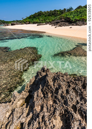 Incredible paradise beach, natural turquoise sea pool between rocks, clear sands, blue sky. 92638605