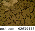乾燥土壤中的裂縫 92639438