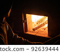 通過將柴火放入柴火窯來增加氣勢的火焰 92639444