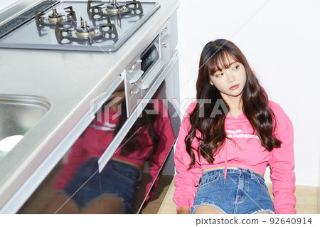 一名年輕女子在室內拍攝的快照 92640914