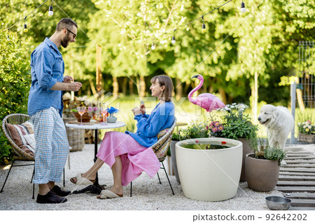 Stylish couple spend summer time at the backyard 92642202