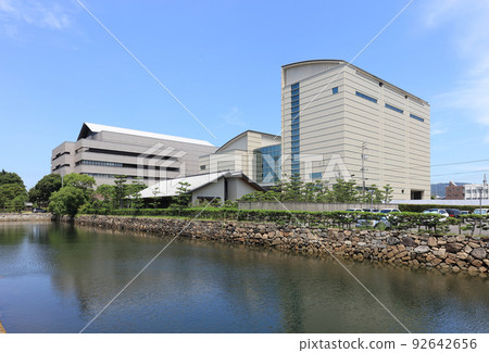 從高松城跡朝日橋俯瞰中護城河的香川縣立博物館和香川縣廳 從高松城跡朝日橋俯瞰中護城河的香川縣立博物館和香川縣廳 92642656