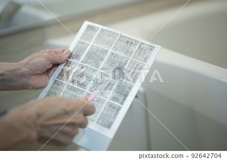 清潔主婦日常洗澡的換氣扇過濾器 92642704