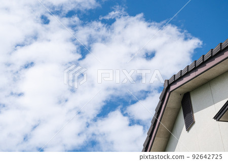 夏天的藍天和房子 92642725