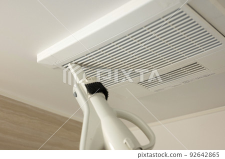 Housewife's daily bath ventilation fan cleaning Housewife's daily bath ventilation fan cleaning 92642865