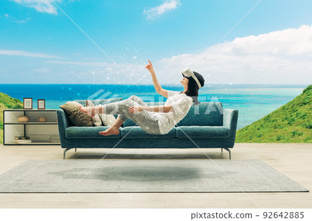 使用 VR 享受虛擬空間的女性形象 92642885