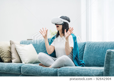 在客廳裡享受 VR 的女人 92642904