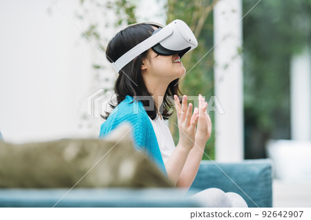 在客廳裡享受 VR 的女人 92642907