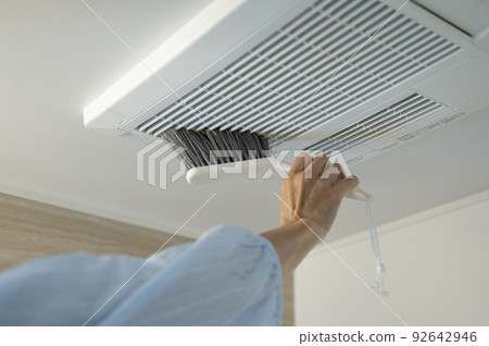 家庭主婦日常洗澡換氣扇清洗 92642946