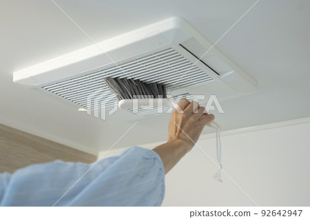家庭主婦日常洗澡換氣扇清洗 92642947