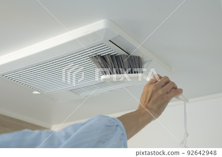 家庭主婦日常洗澡換氣扇清洗 92642948