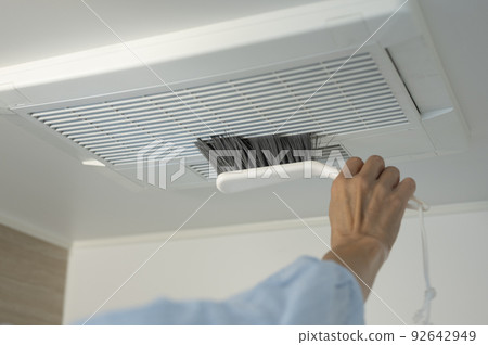 Housewife's daily bath ventilation fan cleaning Housewife's daily bath ventilation fan cleaning 92642949
