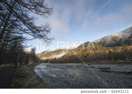 A beautiful view of Kamikochi in the early morning A beautiful view of Kamikochi in the early morning 92643211