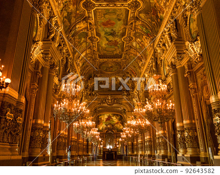 卡尼爾歌劇院的大前廳(法國巴黎) 卡尼爾歌劇院的大前廳(法國巴黎) 92643582