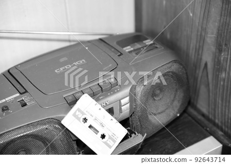 盒式錄音機因揚聲器上堆積的灰塵而損壞 盒式錄音機因揚聲器上堆積的灰塵而損壞 92643714