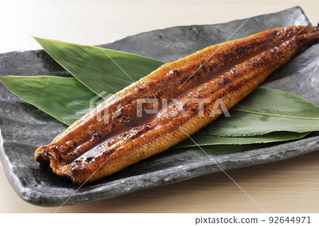鹿兒島產的蒲燒鰻魚盛在盤子裡 92644971