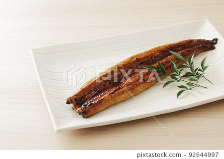 鹿兒島產的蒲燒鰻魚盛在盤子裡 92644997