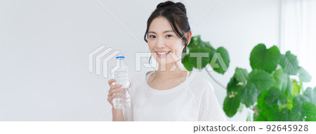 一位提供保濕的年輕女士 92645928