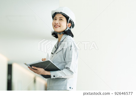 建築管理領域的年輕女性 92646577