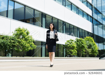 走在辦公樓的職業女性 92646691