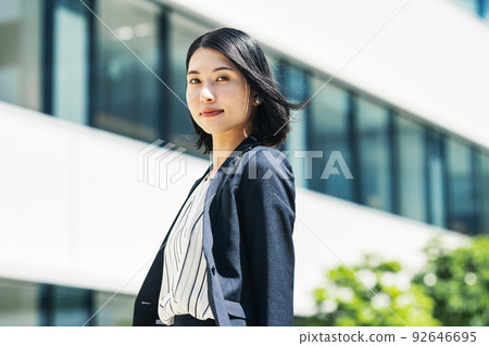 職業女性的戶外肖像 92646695