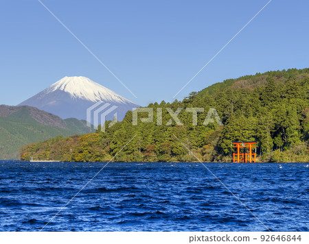 箱根，蘆之湖在陽光明媚的日子，可以欣賞到富士山/箱根，日本 92646844