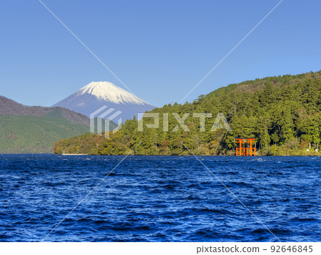 箱根，蘆之湖在陽光明媚的日子，可以欣賞到富士山/箱根，日本 92646845