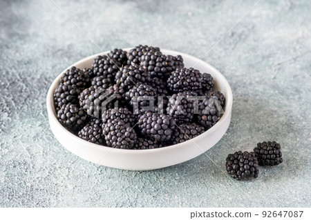 Bowl of blackberries 92647087