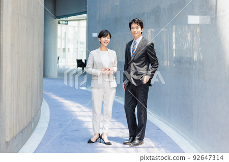 青年男女商界人士 92647314