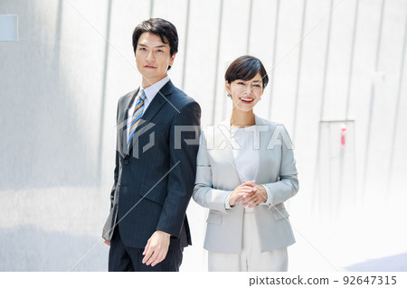 young men and women business people 92647315