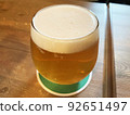 小玻璃杯中的當地精釀啤酒 小玻璃杯中的當地精釀啤酒 92651497