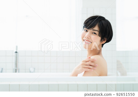 一位年輕的女士洗澡 92651550