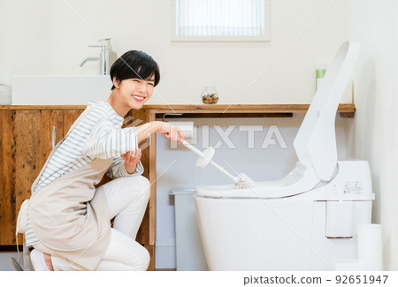 年輕女子打掃廁所 92651947