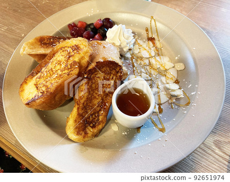 法式吐司配精美裝飾的楓糖漿 92651974