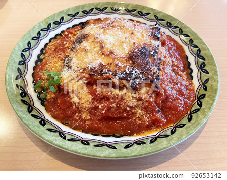 Hamburger doria baked with tomato sauce and plenty of cheese Hamburger doria baked with tomato sauce and plenty of cheese 92653142