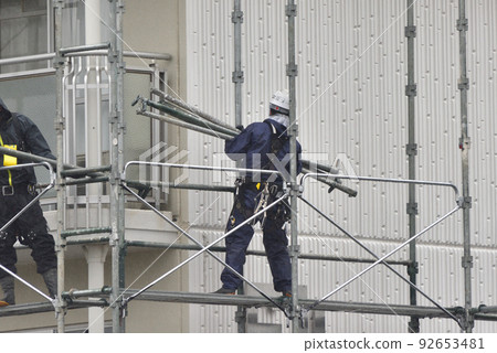 Large-scale repair work Scaffolding work to remove temporary scaffolding for painting the outer wall of an apartment building 92653481